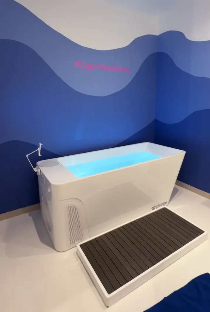 Recuperación deportiva con cold plunge en Bluhub Ecuador